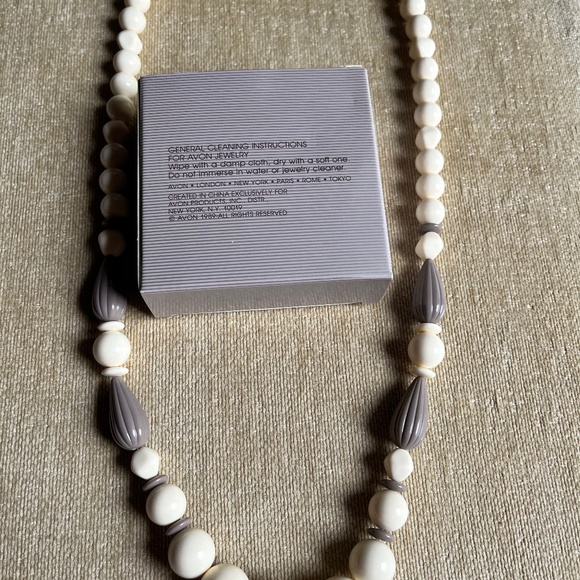 VINTAGE (1989) AVON IVORYESQUE PATTERNS NECKLACE - Picture 3 of 3